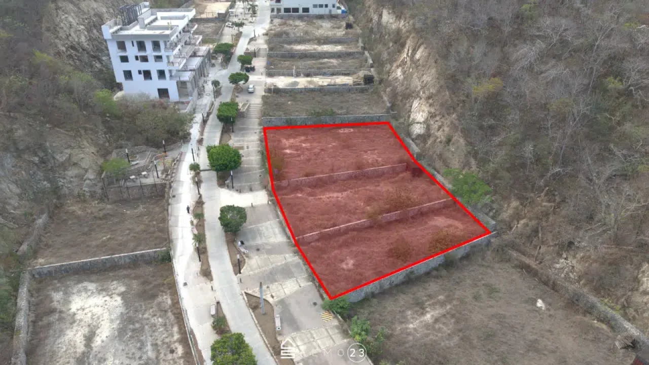 Commercial land for sale in Santa Cruz Huatulco, located in a high-value tourist area with potential for business, residential, or real estate development.