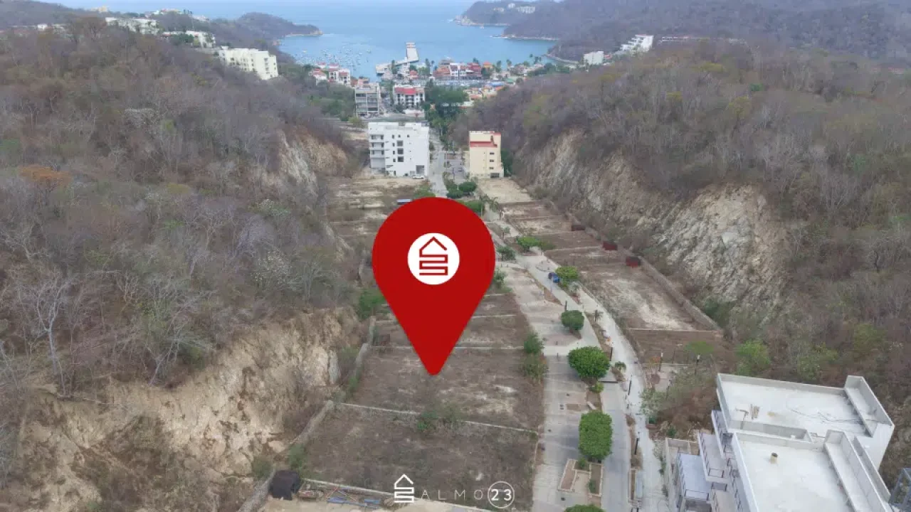 Access road to premium land on Quinta Avenida, Santa Cruz Huatulco, located near tourist areas, hotels, beaches, and residential developments.