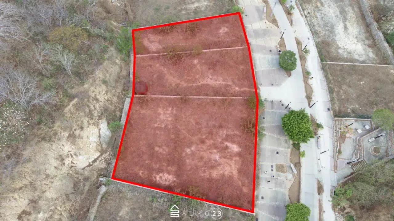 Premium land on Quinta Avenida in Santa Cruz Huatulco, ideal for real estate investment, commercial development, or residential projects.